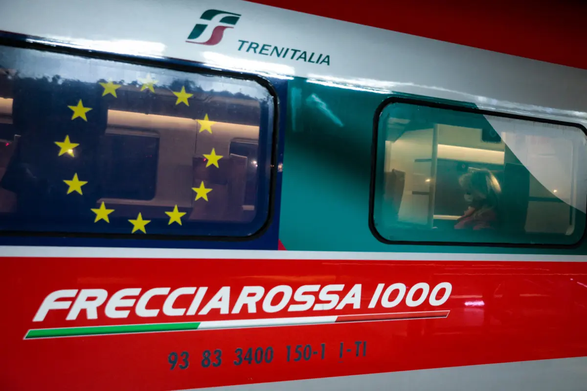Seitenansicht eines italenischen Hochgeschwindigkeitszuges Frecciarossa