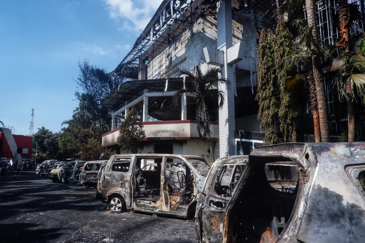 Das Gebäude der Stadtverwaltung in Makassar brannte aus