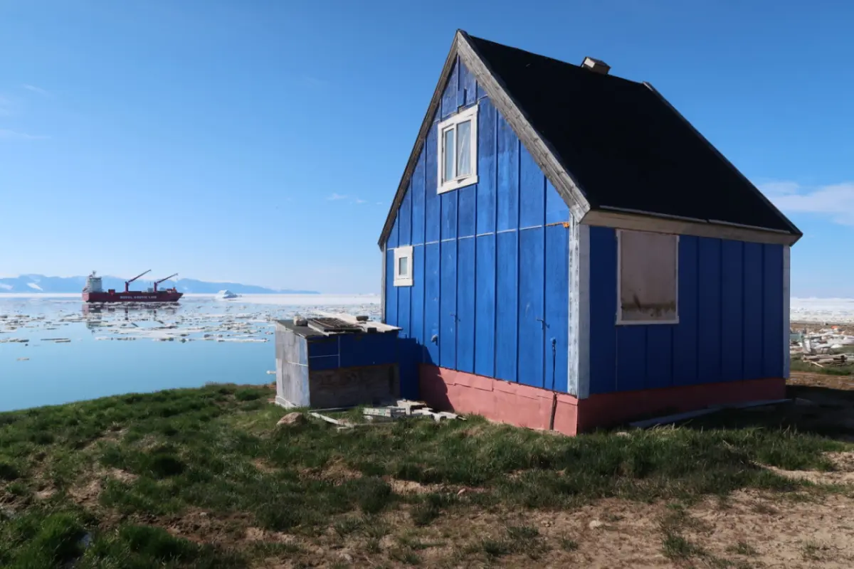 Idyllisches Küstenleben in Grönland