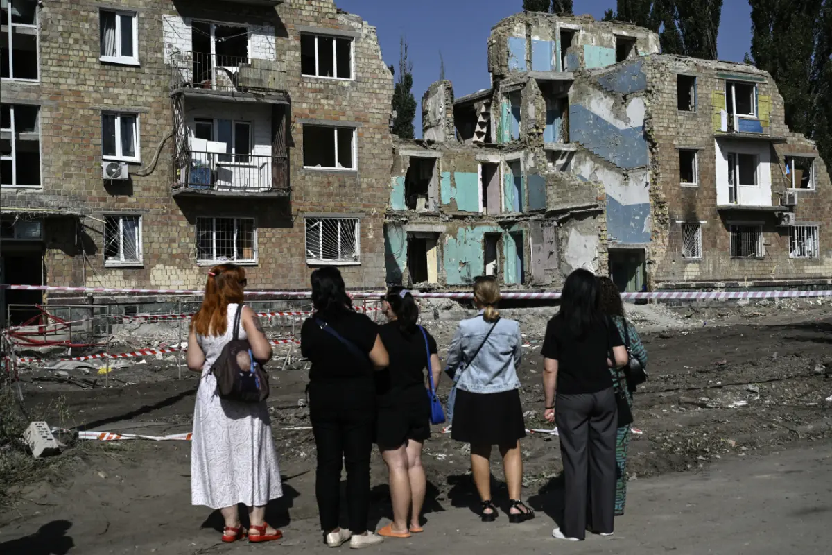 Blick auf zerstörte Gebäude in der ukrainischen Hauptstadt Kiew