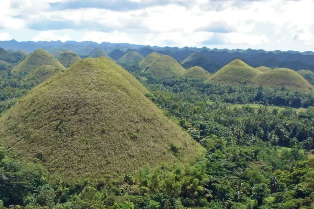 ++ ARCHIVBILD ++ Die Schokoladenhügel gelten als Wahrzeichen der Insel Bohol