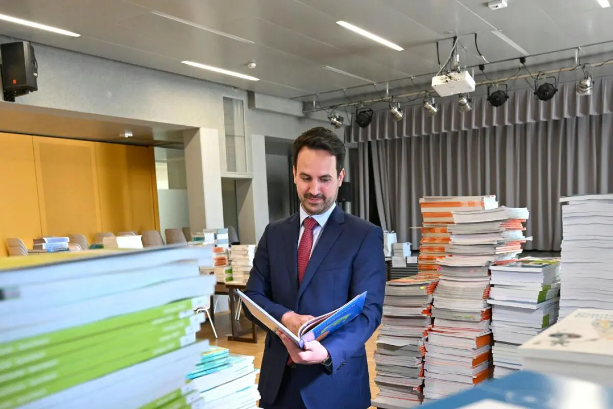 Wiederkehr besuchte ein Gymnasium in Klosterneuburg