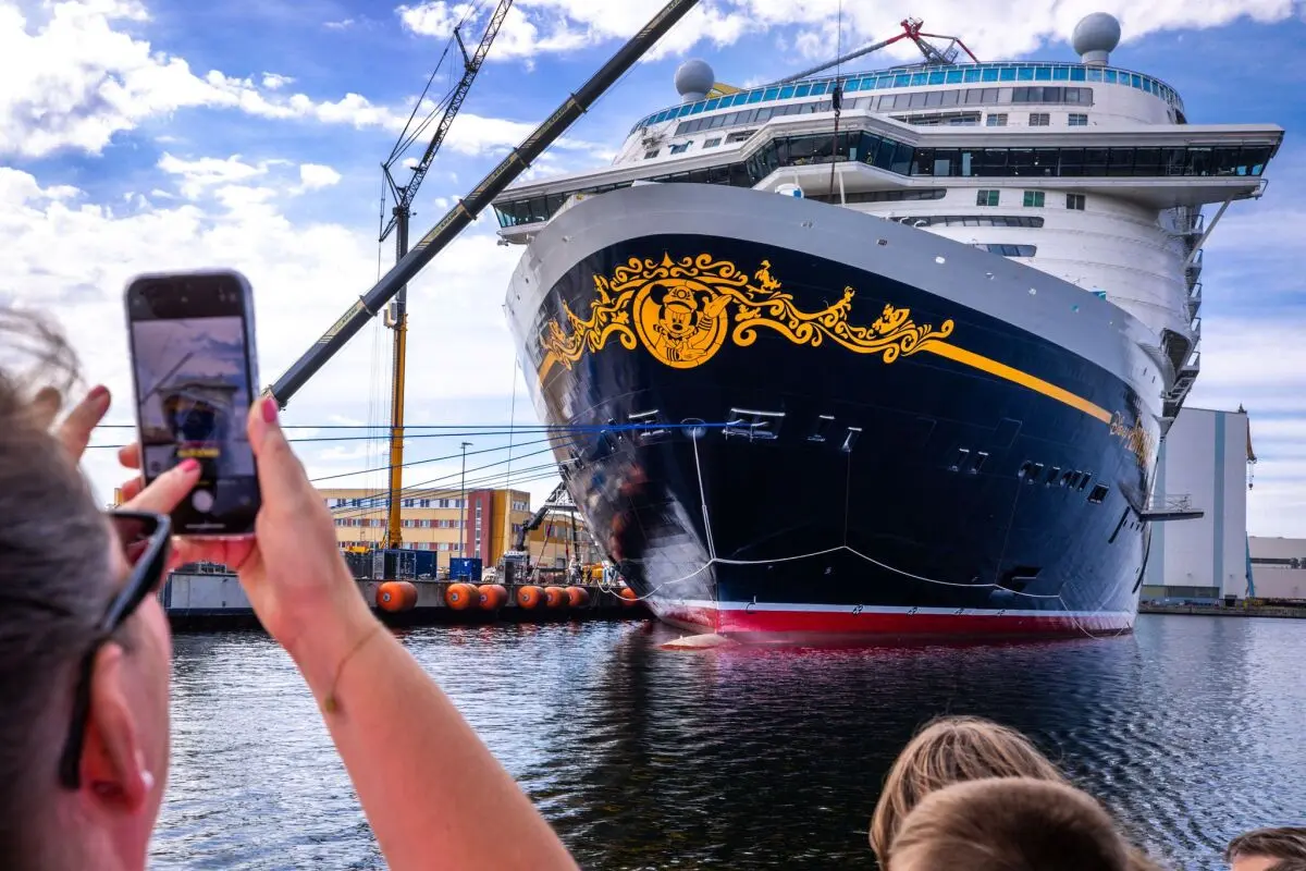 Das Kreuzfahrtschiff verlässt die Werft