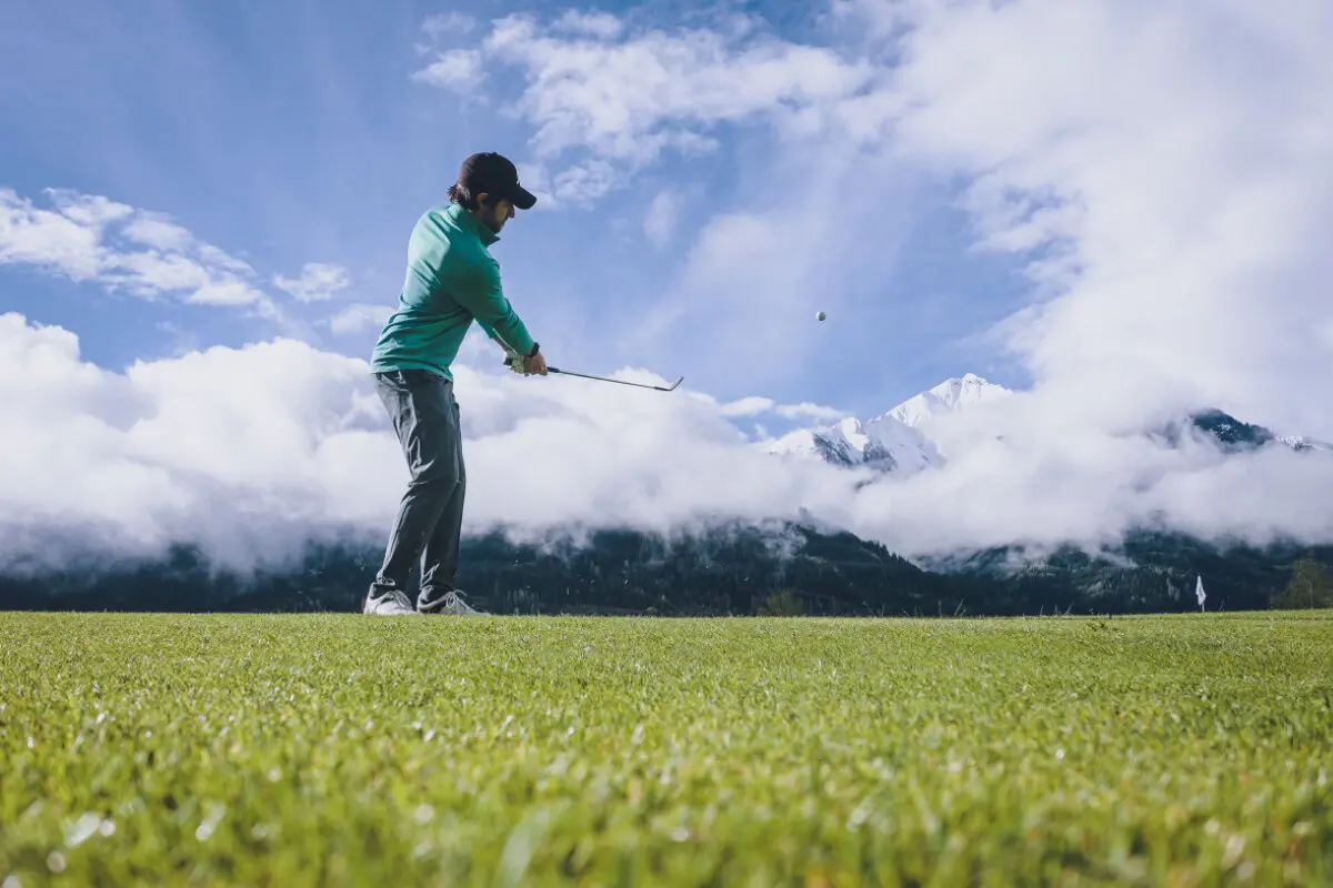 Ein Freizeitgolfer auf einem Golfplatz