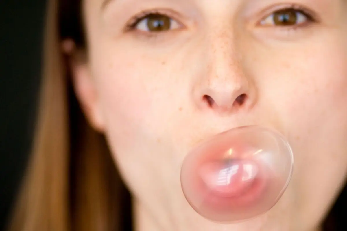 Ein (Nikotin-)Kaugummi kann helfen, den Mund beschäftigt zu halten