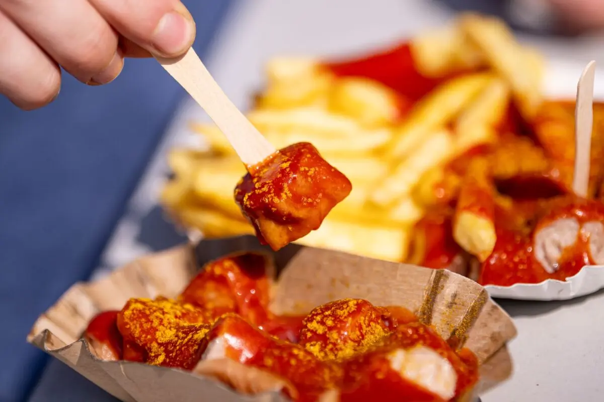 ++ ARCHIVBILD ++ Auch die in Deutschland berühmte Currywurst wurde teurer