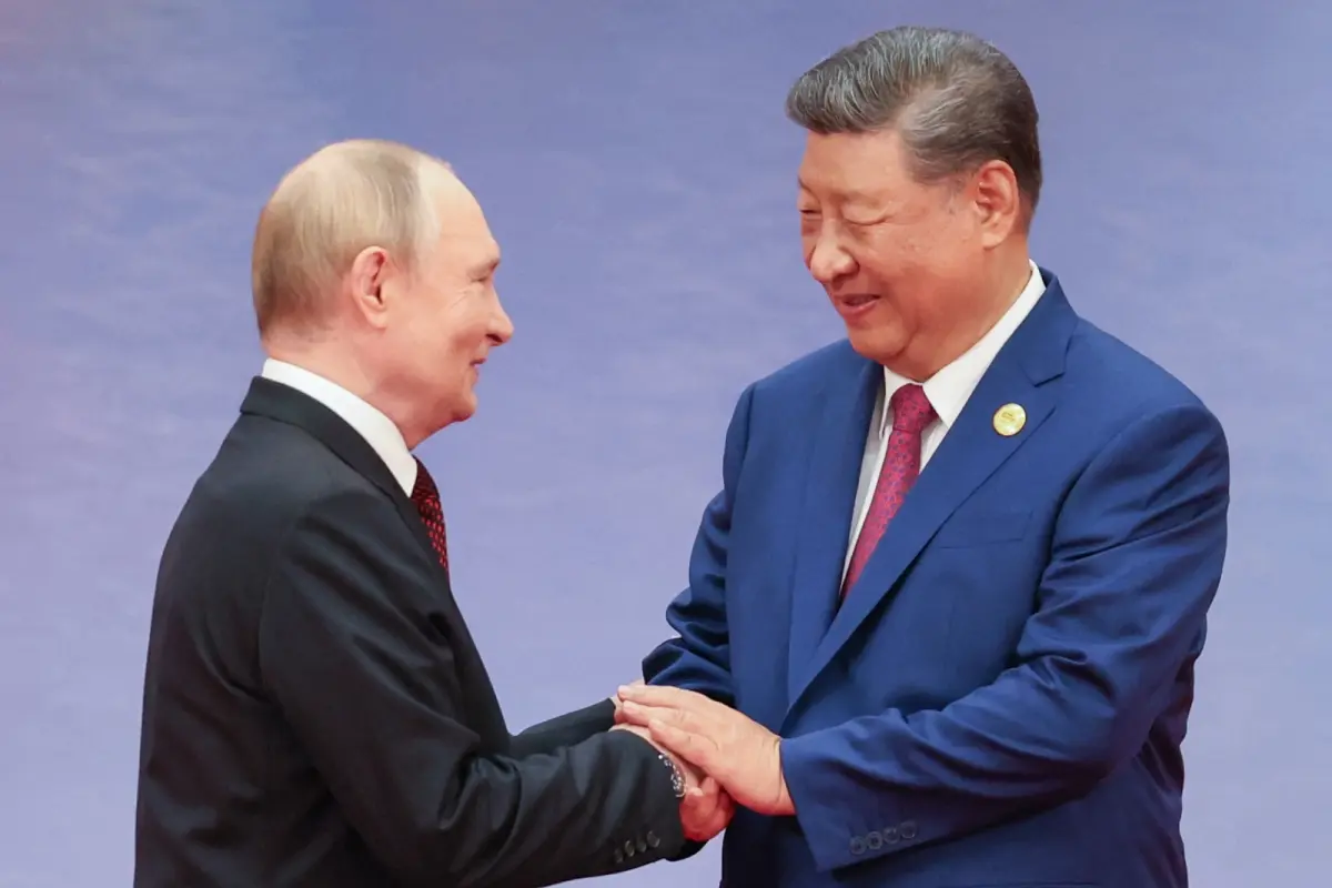 Xi beim Handschlag mit Putin