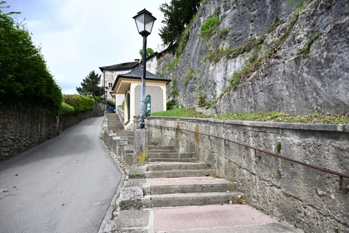 Die bestehende enge und steile Zufahrt auf den Kapuzinerberg