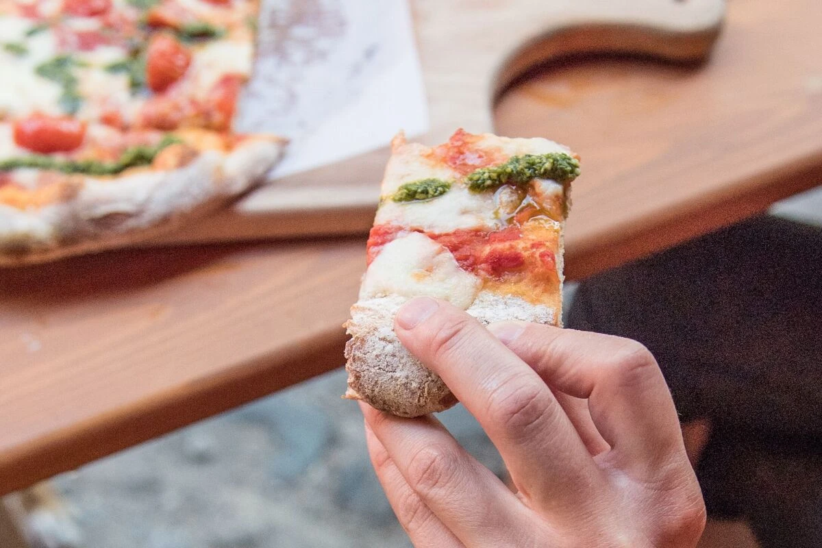 Pizza und Pinsa sehen sich sehr ähnlich - doch der Teig ist anders