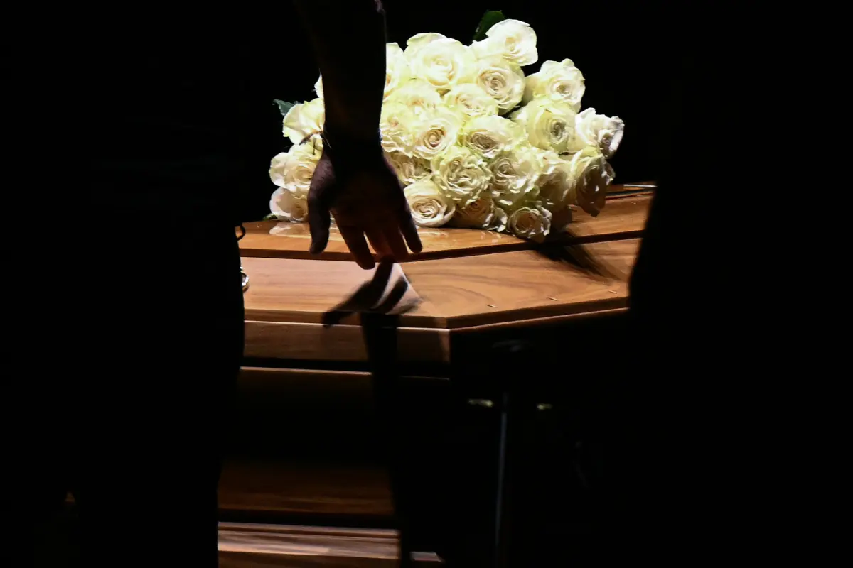 Viele Menschen am Sarg von Modeschöpfer Giorgio Armani