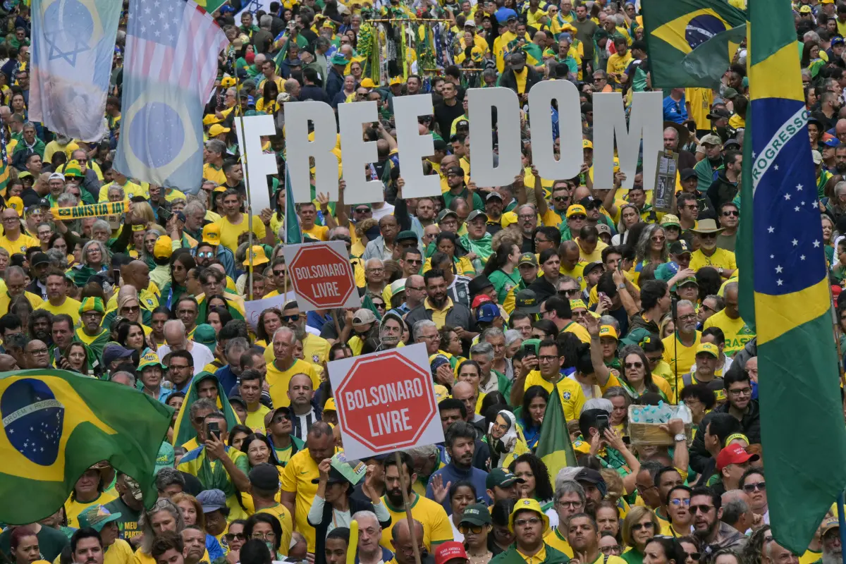 Menschen fordern Freiheit für Bolsonaro