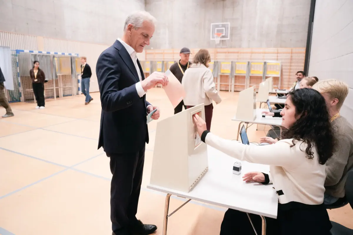 Jonas Gahr Støre beim Urnengang