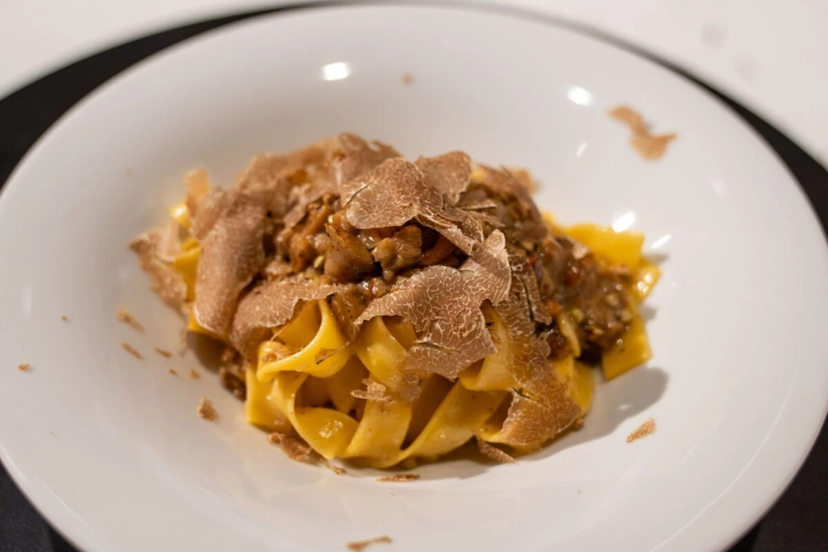 Mit gehobeltem Topping aus der Erde: Pasta mit weißem Trüffel