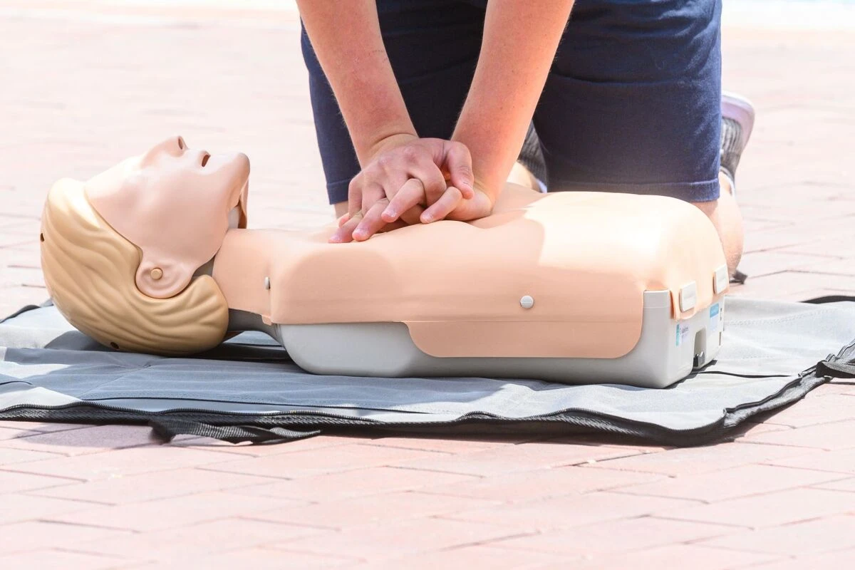 ++ ARCHIVBILD ++ Eine Herzdruckmassage sollte man nicht zu zögerlich angehen