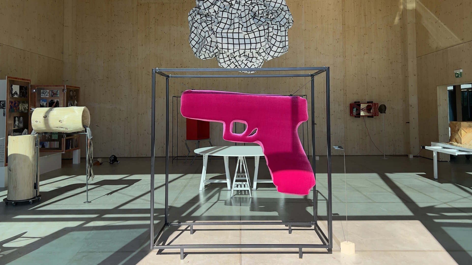 Fundermax-Materialien prägen Ars-Carinthia-Ausstellung „Box“ in Klagenfurt