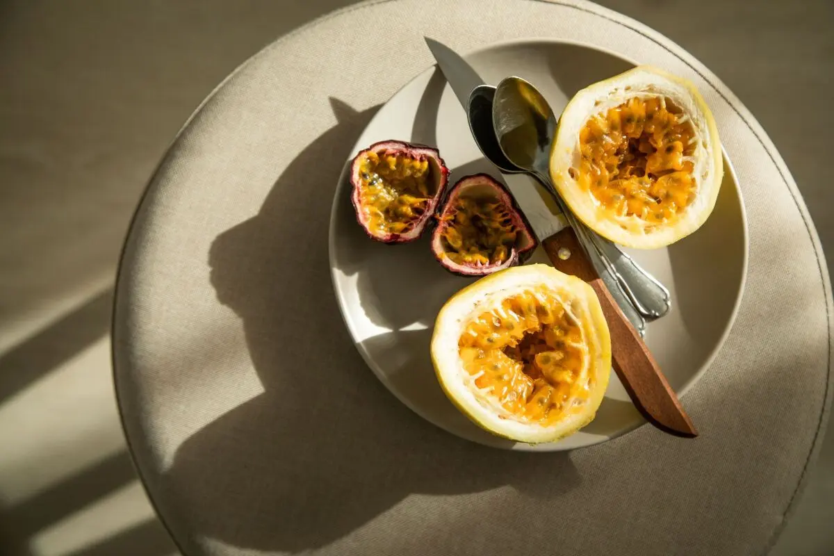 Maracujas sind deutlich größer als Passionsfrüchte