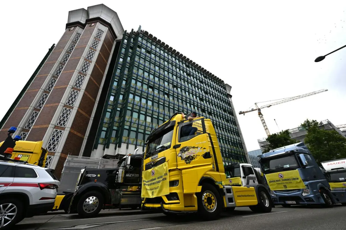 Gut 60 Lkw waren am Mittwoch vor dem Verkehrsministerium aufgefahren