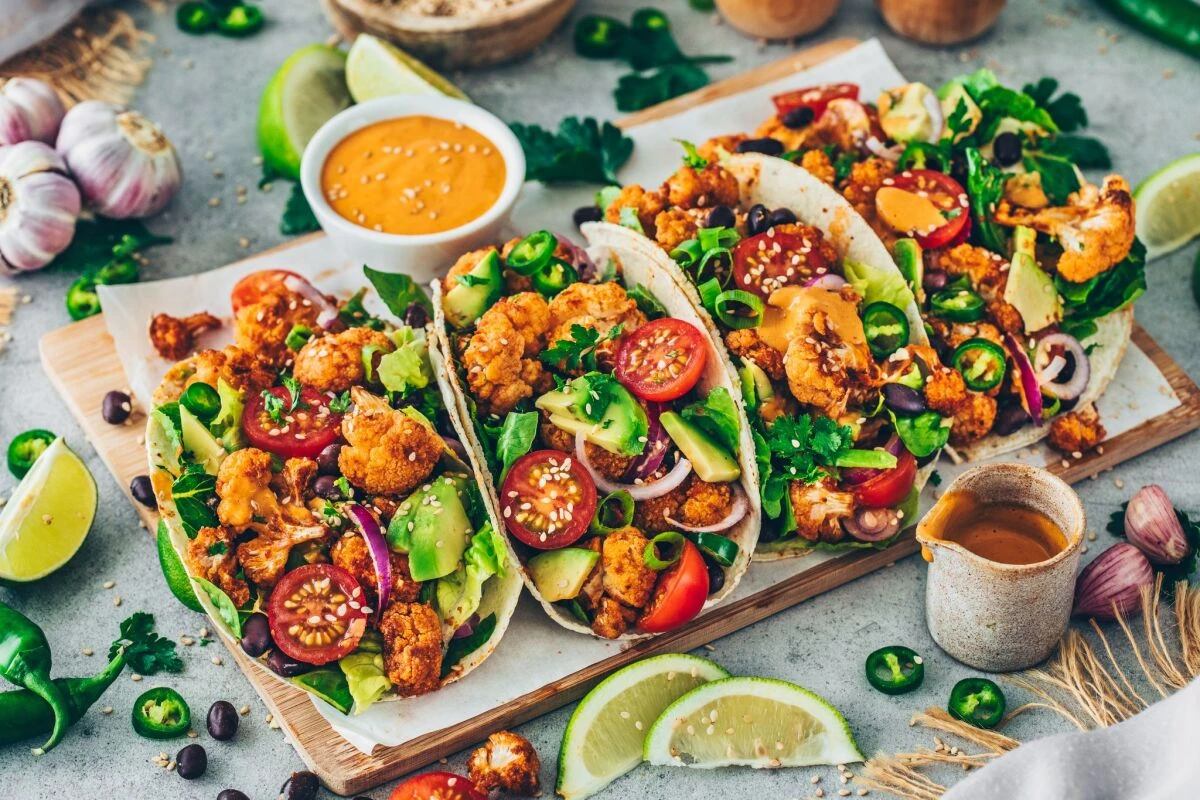 Bianca Zapatka serviert zu ihren Karfiol-Tacos Tahini-Sauce
