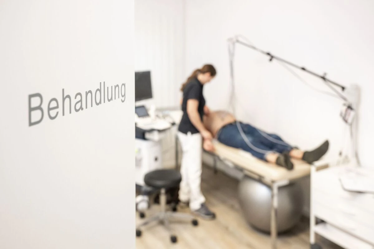 Im Elektrokardiogramm (EKG) können Rhythmusstörungen erkannt werden