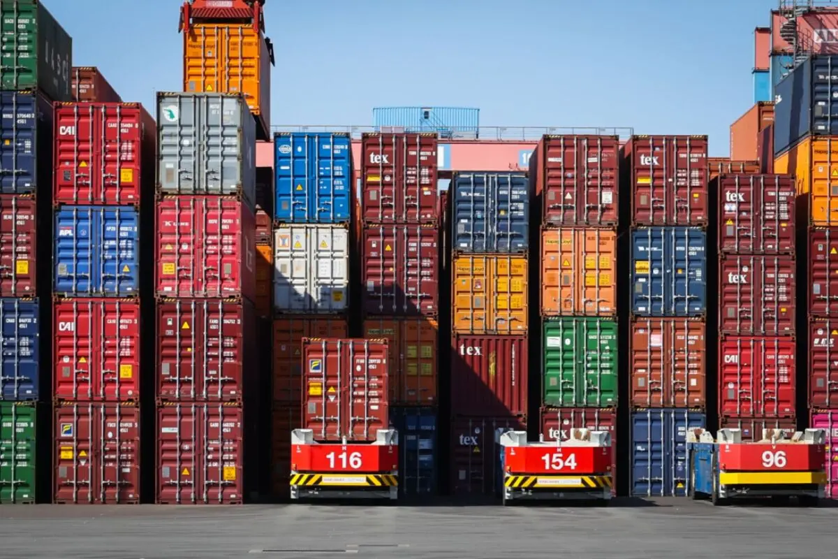 ++ ARCHIVBILD ++ Container-"Tetris" in einem Hafenterminal