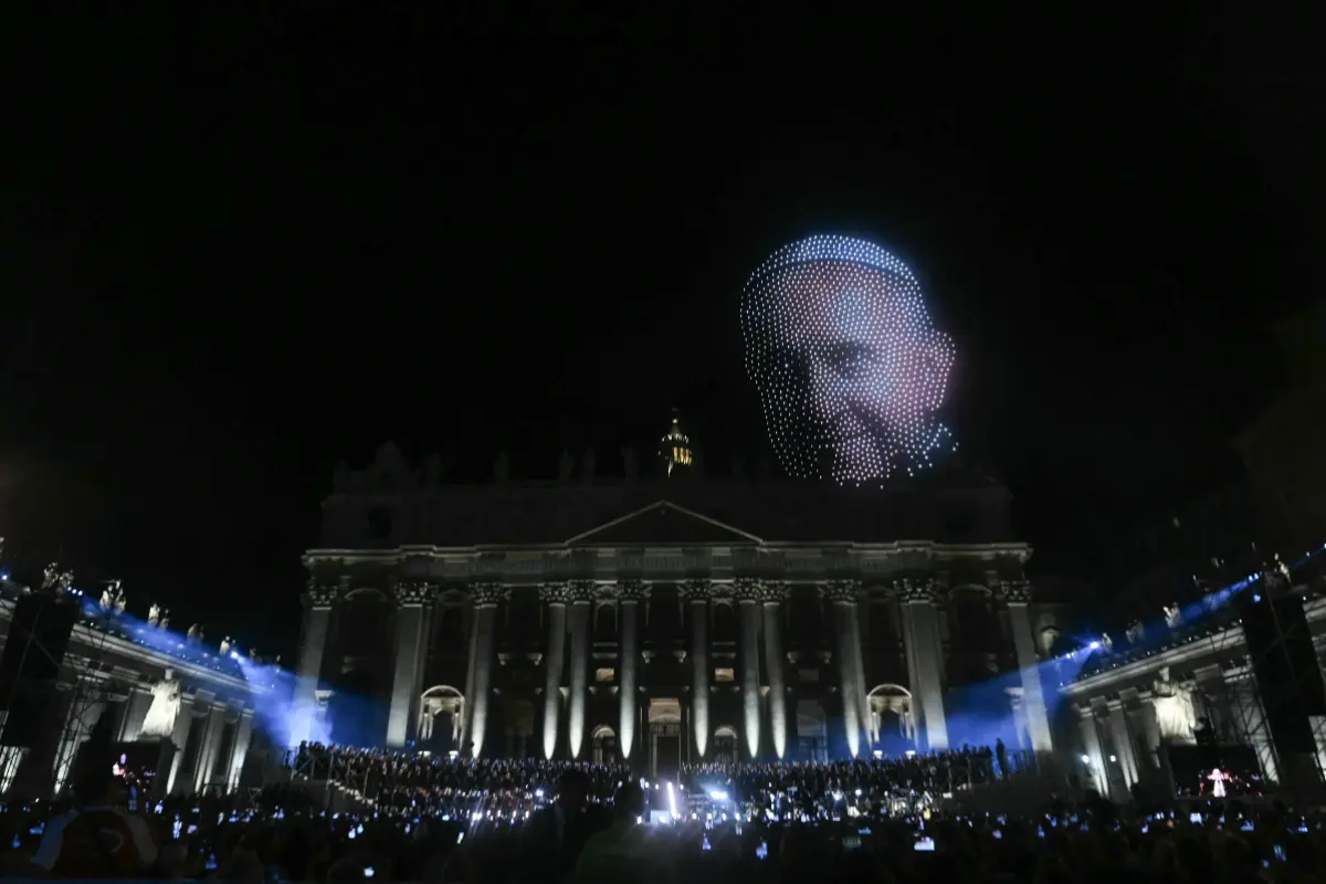 Lichtshow aus Drohnen erleuchtete Samstagabend den Himmel