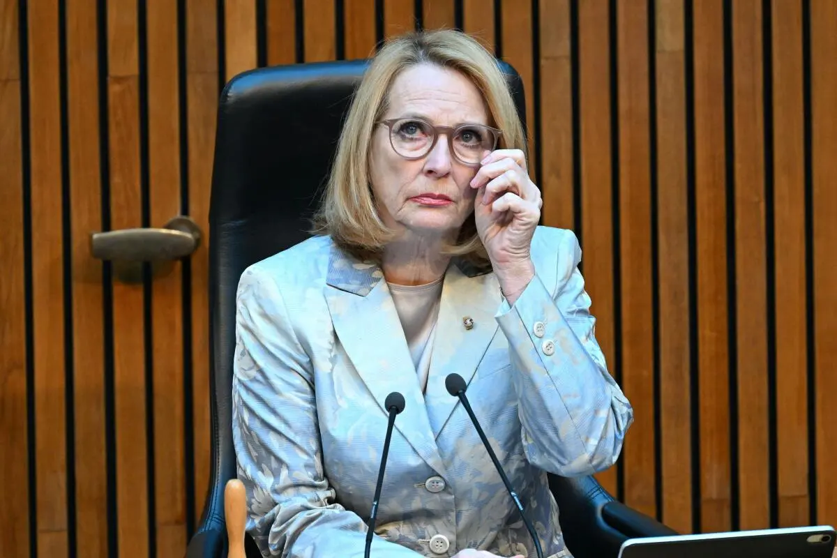 Bures verteidigt die Sparmaßnahmen der Regierung