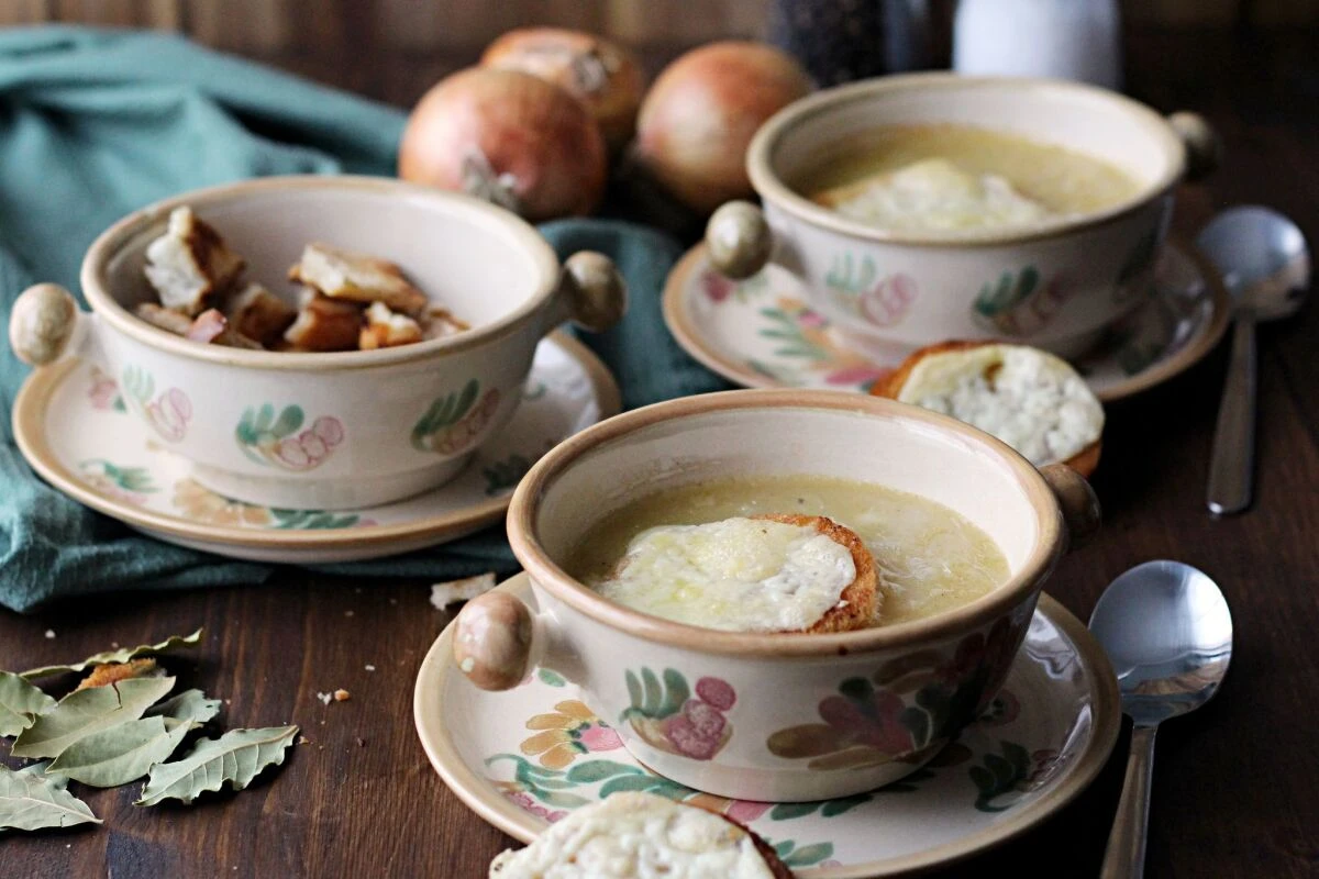 Wer mag, gratiniert die Suppe in einzelnen Schüsseln mit Brotstücken