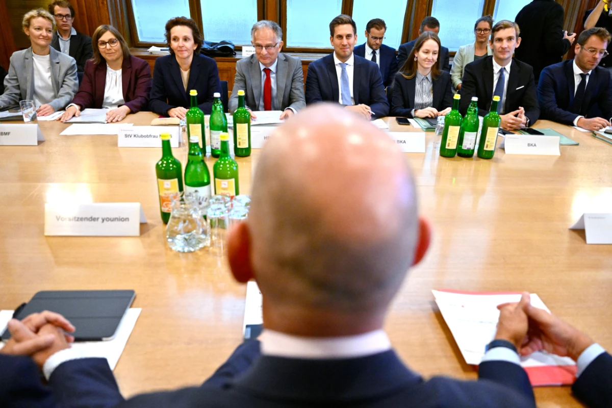 Beamte und Regierung starten Verhandlungen