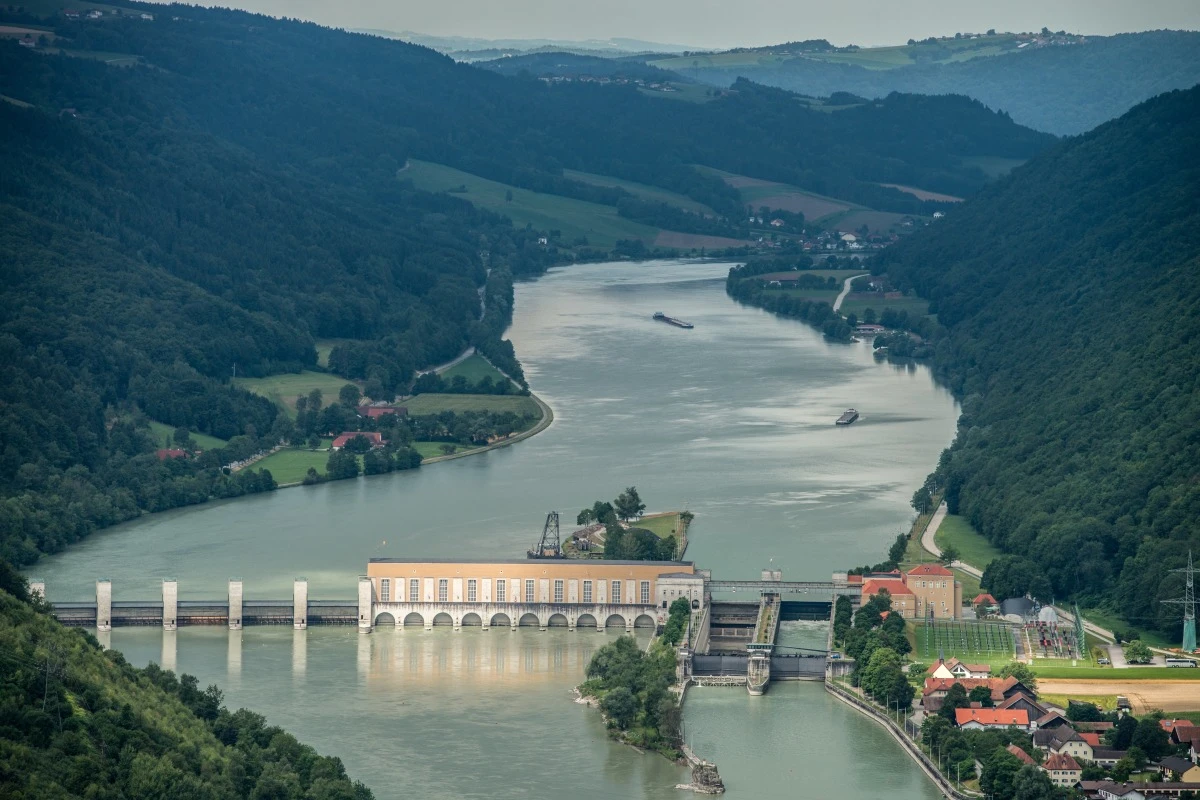 Das Donaukraftwerk Jochenstein an Grenze von Bayern zu Österreich