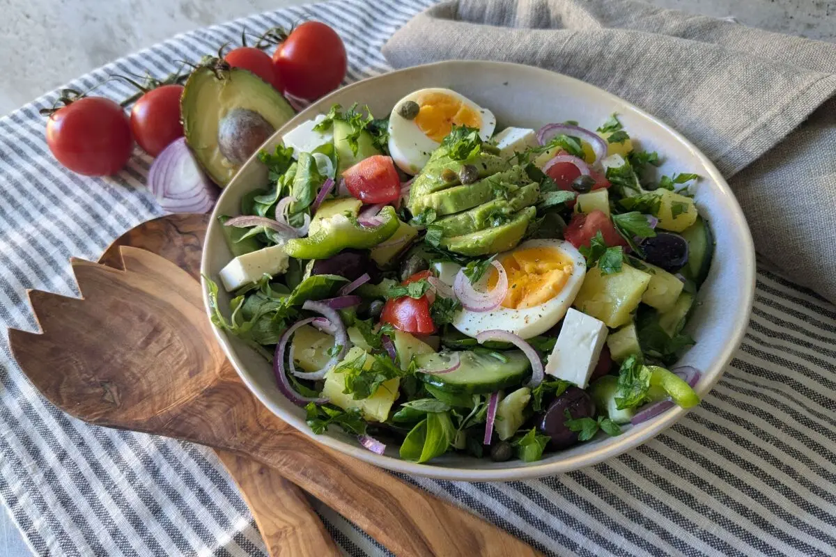 Zum Schluss den Salat mit Kapern und Petersilie garnieren