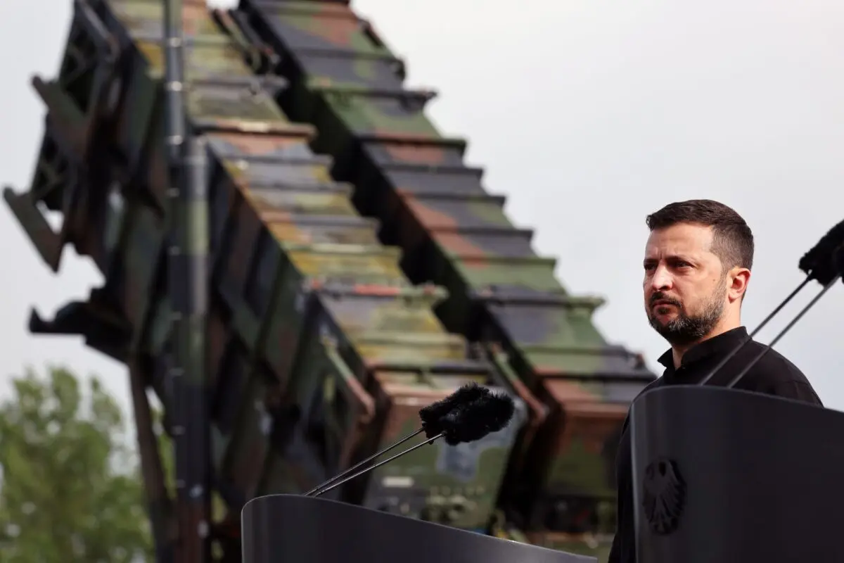 ++ ARCHIVBILD ++ Wolodymyr Selenskyj vor einem Flugabwehrsystem Patriot