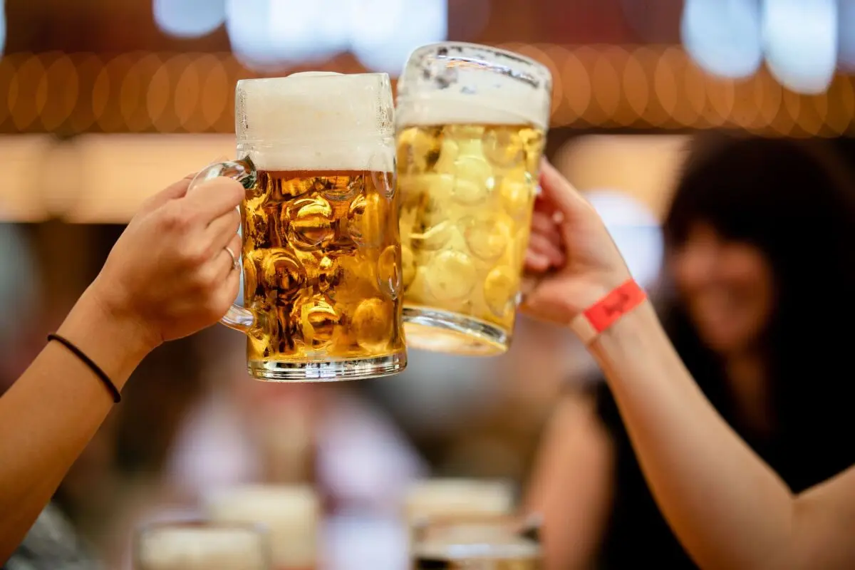 Eine Maß entspricht einem 1 Liter Bier mit 5 Prozent Alkoholanteil