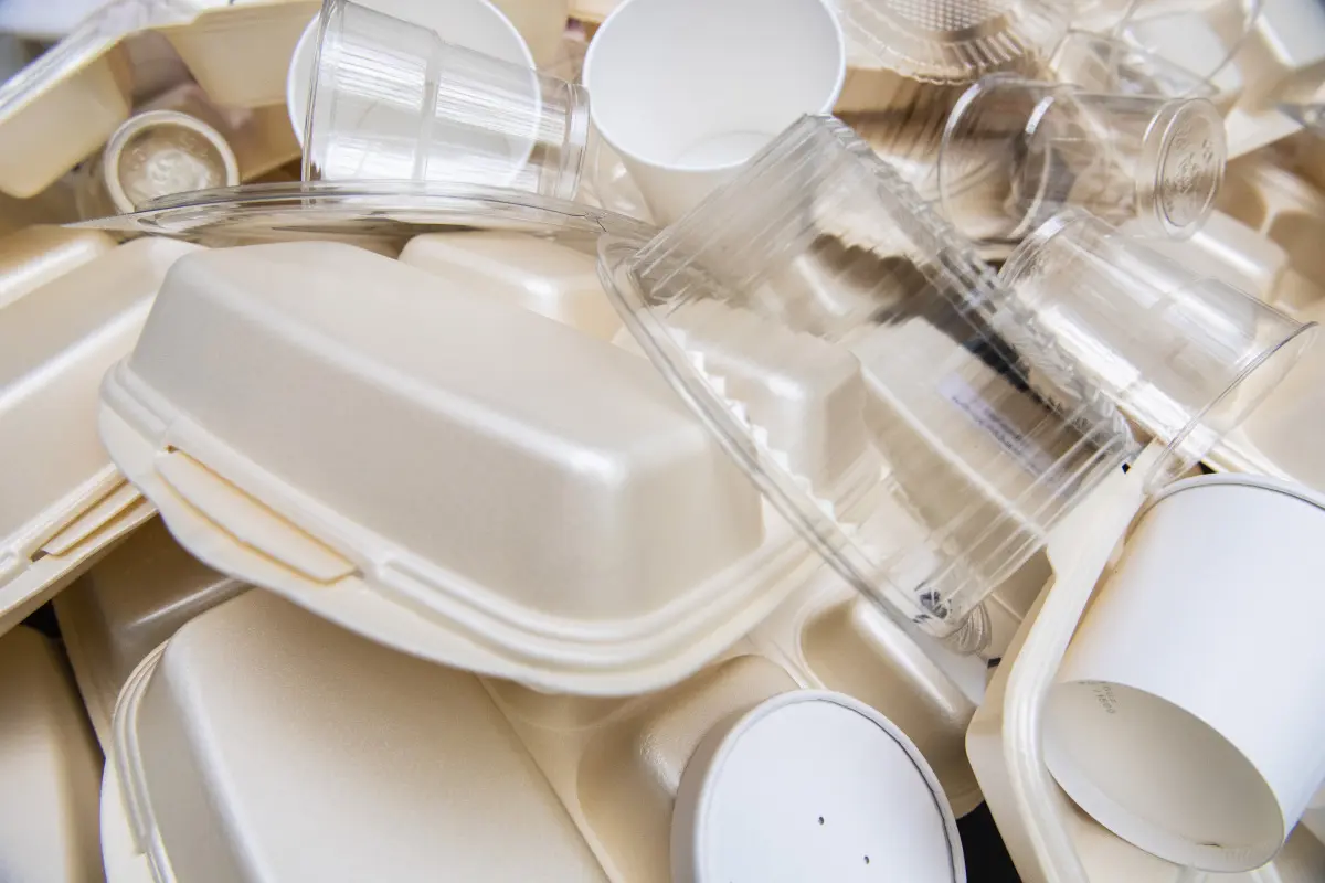 Auch in Glasflaschen wurde eine gewisse Menge Mikroplastik entdeckt