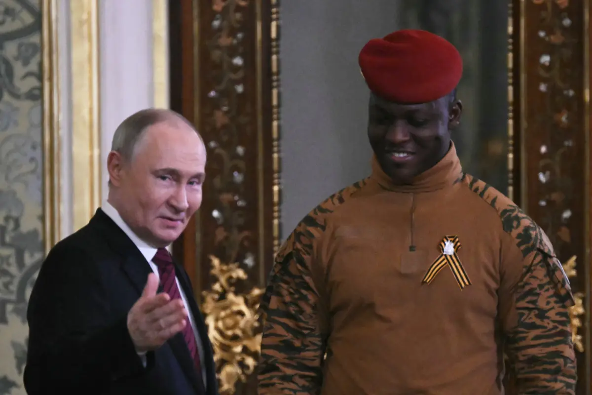 Burkinischer Juntachef Ibrahim Traore mit Russlands Machthaber Putin