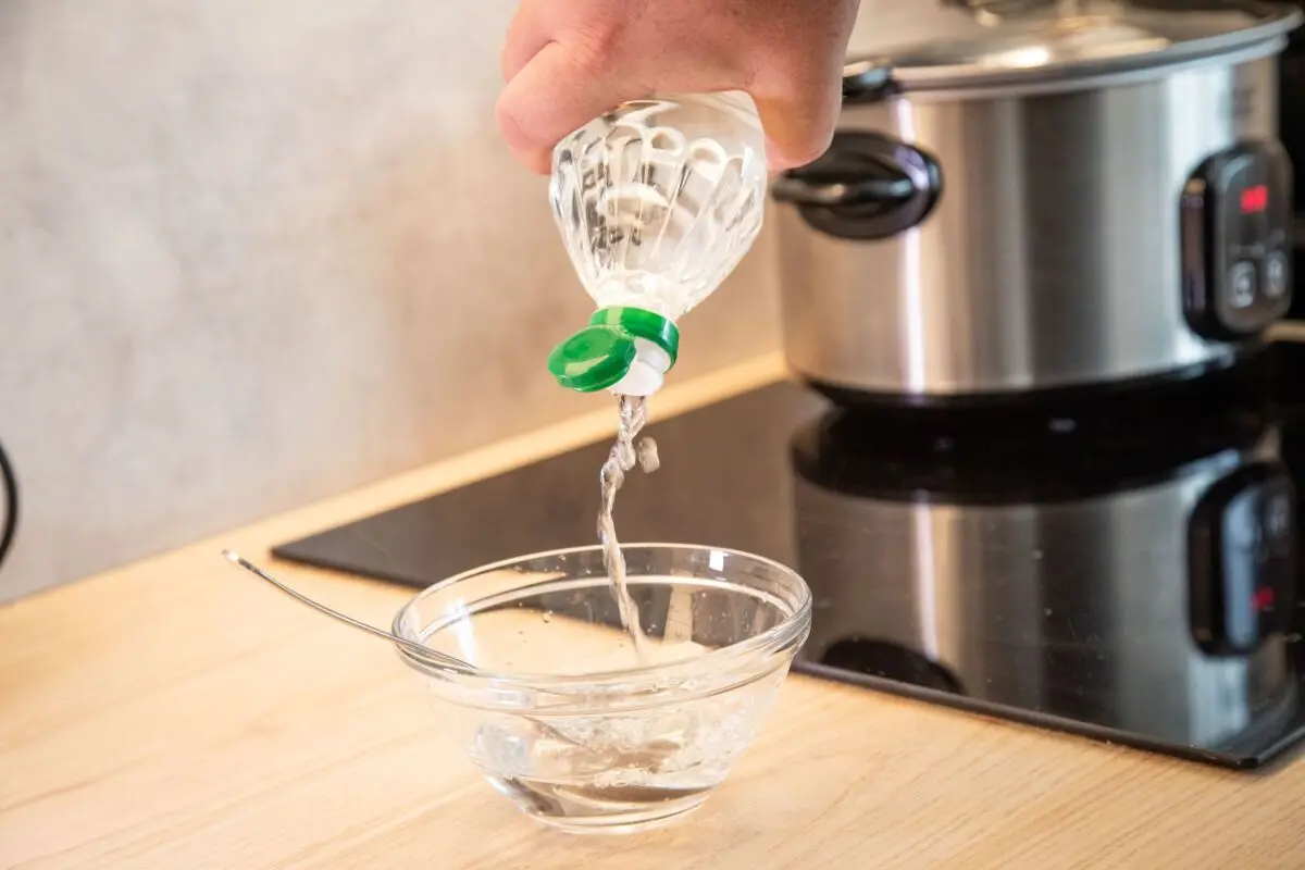 Dank der Dosierhilfe fließt der Essig langsamer aus der Flasche