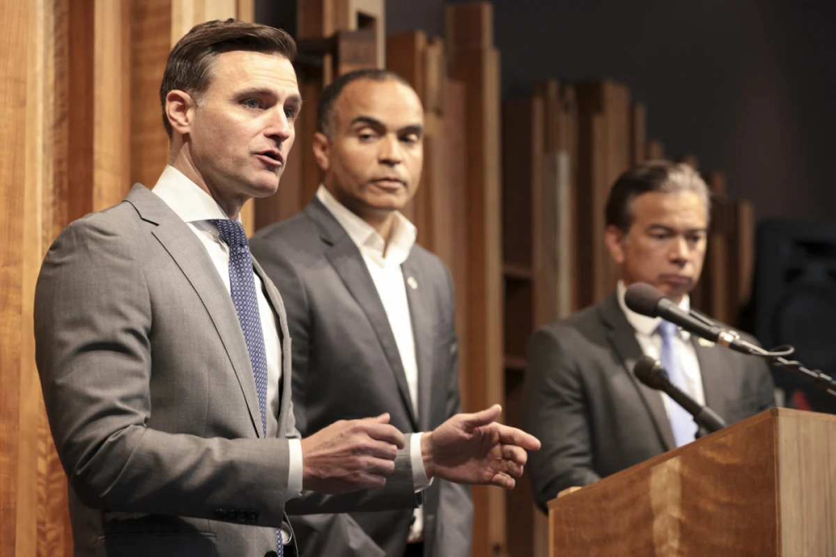 Generalstaatsanwalt Rayfield (ganz im Vordergrund) hat geklagt