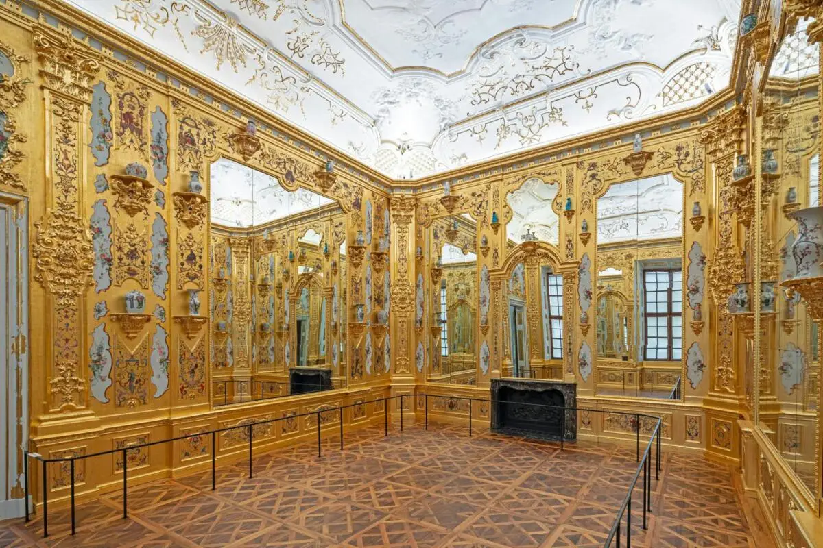 Insgesamt wurden 10.500 Blatt Dukaten-Doppelgold angebracht