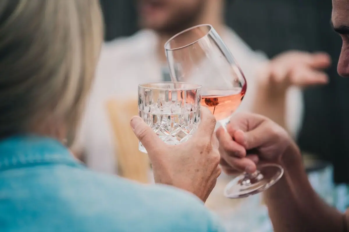 Zur Sicherheit verzichtet man nach einer Impfung besser auf Alkohol
