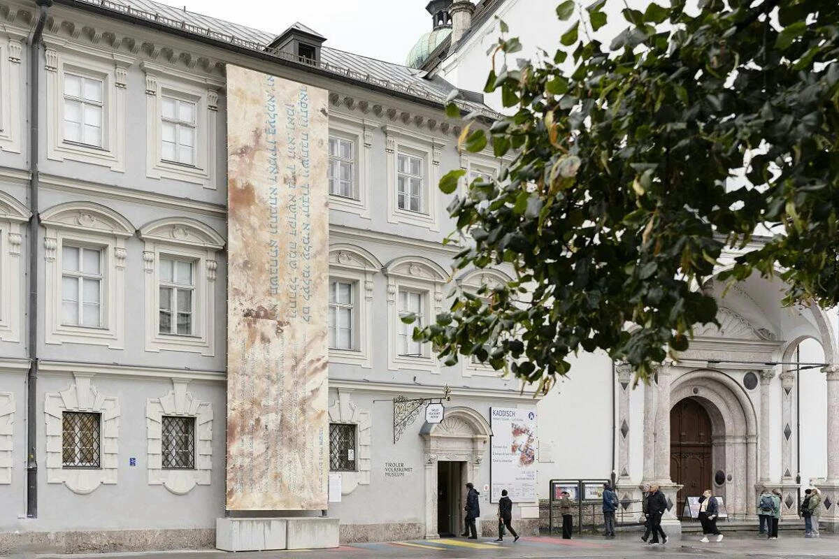 Auszüge aus jüdischem Gebet an Fassade des Museums