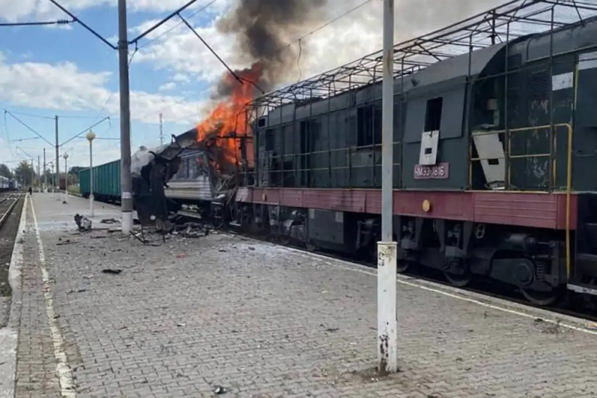 Brennender Zug im Bahnhof von Schostka