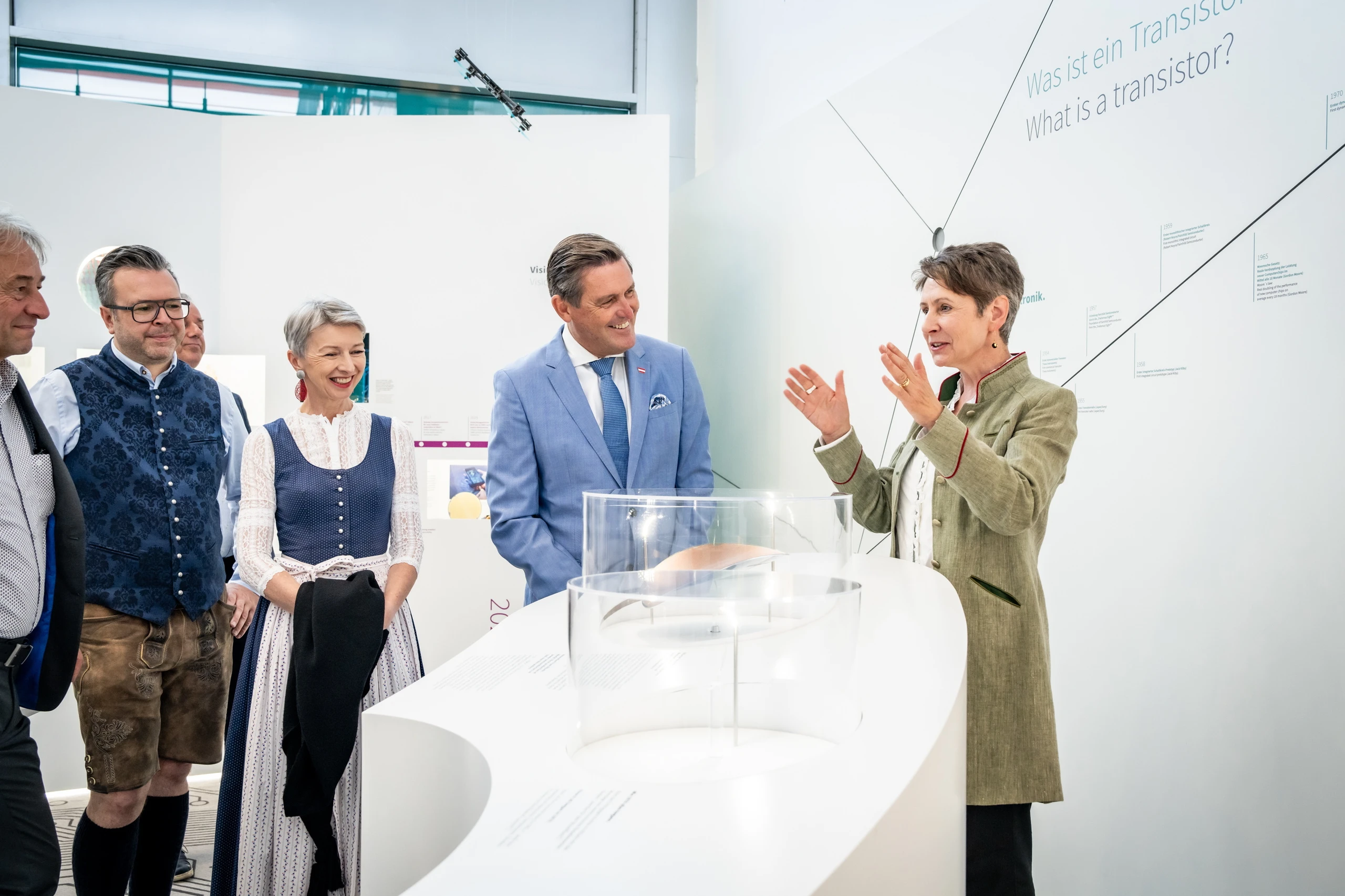 © Tobias Holzer/Infineon Blurred image background