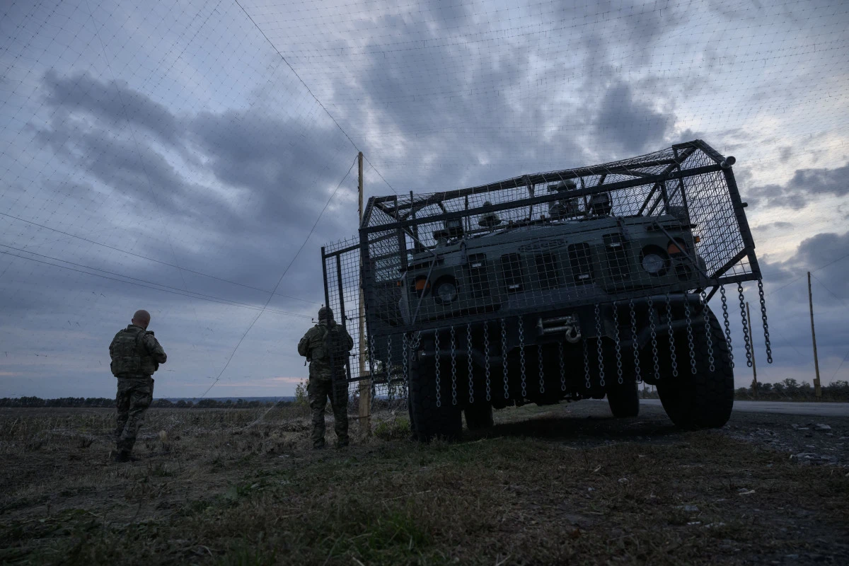 Ukrainische Soldaten schützen sich vor Drohnenangriffen