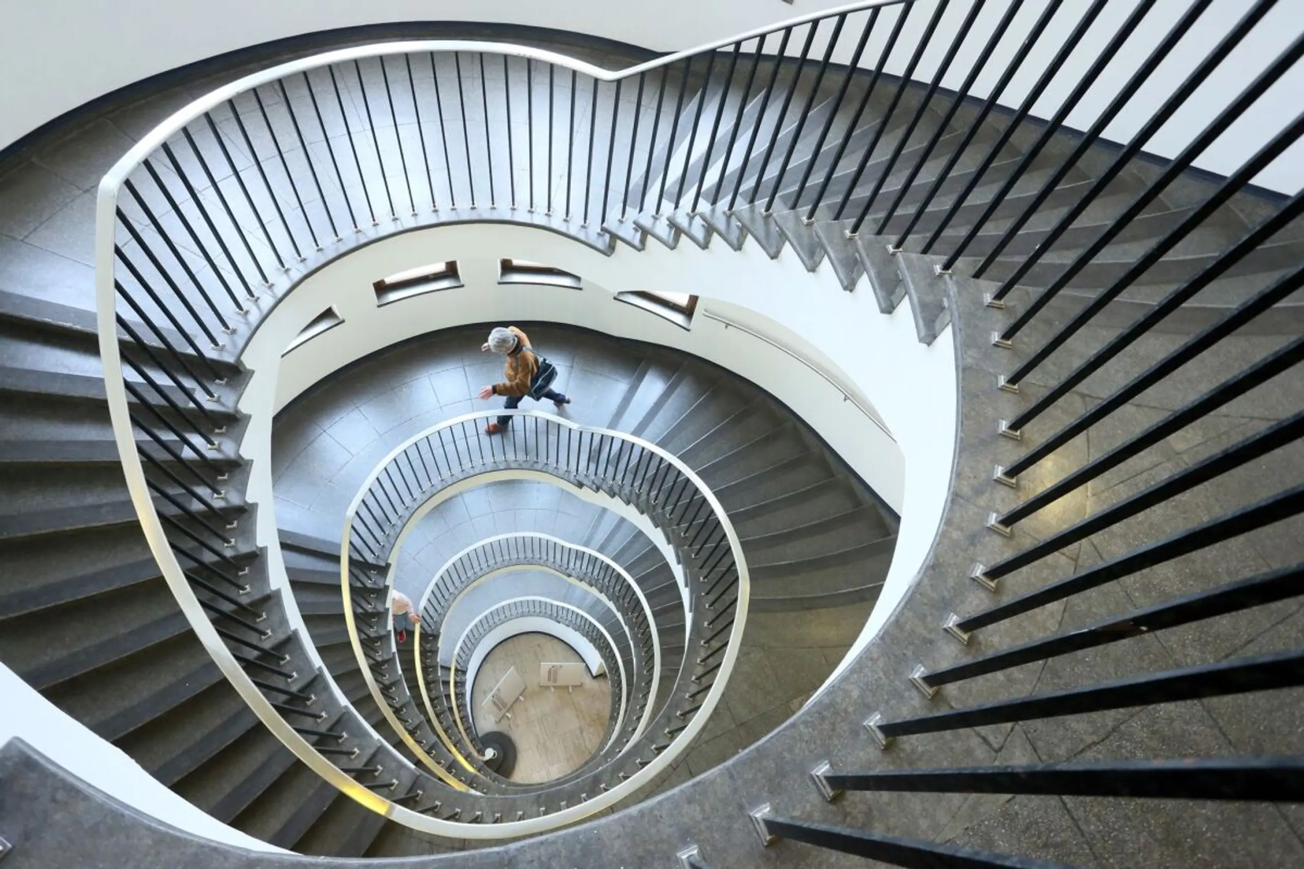 ++ ARCHIVBILD ++ Auch die Stiege runter geht es bergauf für die Gesundheit