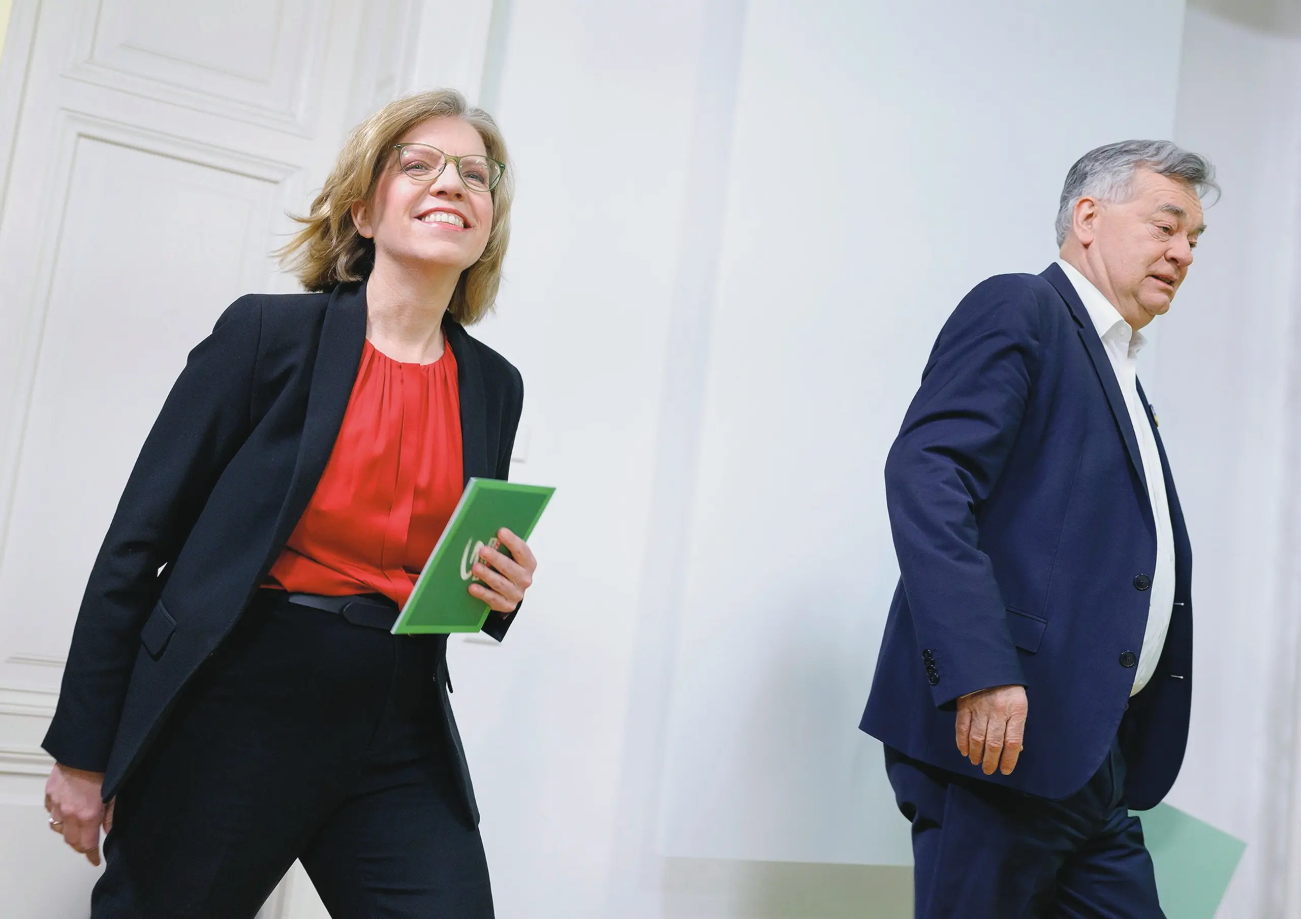 Download von www.picturedesk.com am 06.10.2025 (16:26).  ABD0070_20250228 - WIEN - ÖSTERREICH: (v.l.) Klimaschutzministerin Leonore Gewessler (GRÜNE) und Sportminister Werner Kogler (GRÜNE)am Freitag, 28. Februar 2025, anl. einer PK "Erste Analyse des Regierungsprogramms von ÖVP, SPÖ und NEOS" in Wien. - FOTO: APA/TOBIAS STEINMAURER - 20250228_PD3857 - Rechteinfo: Rights Managed (RM)