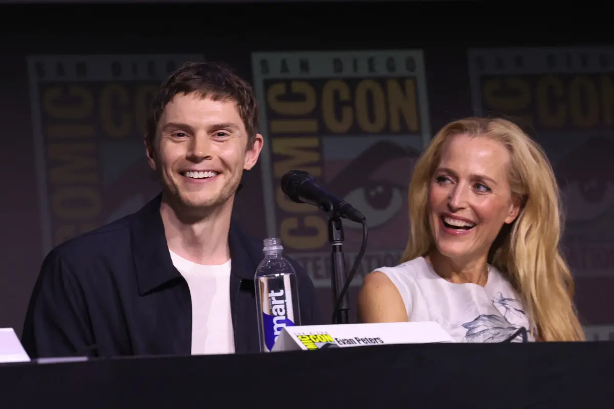 Filmmama und -sohn: Evan Peters und Gillian Anderson