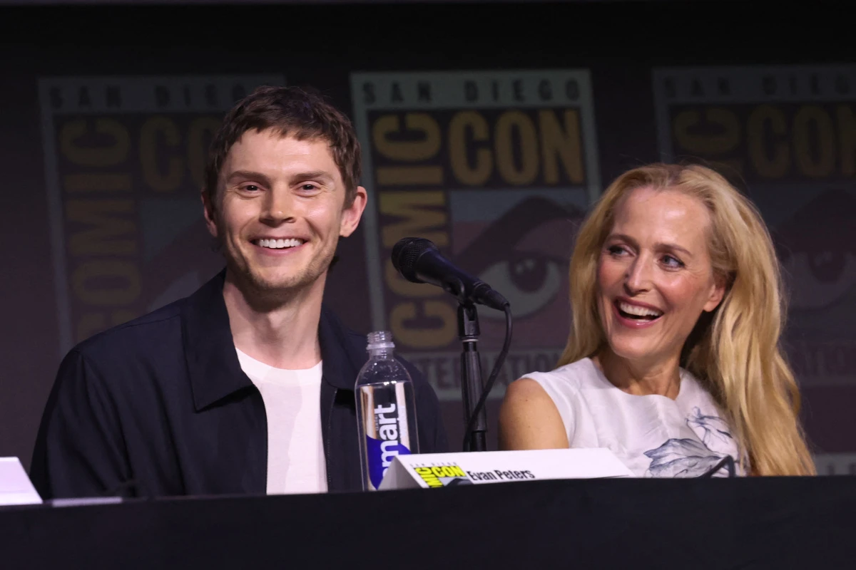 Filmmama und -sohn: Evan Peters und Gillian Anderson