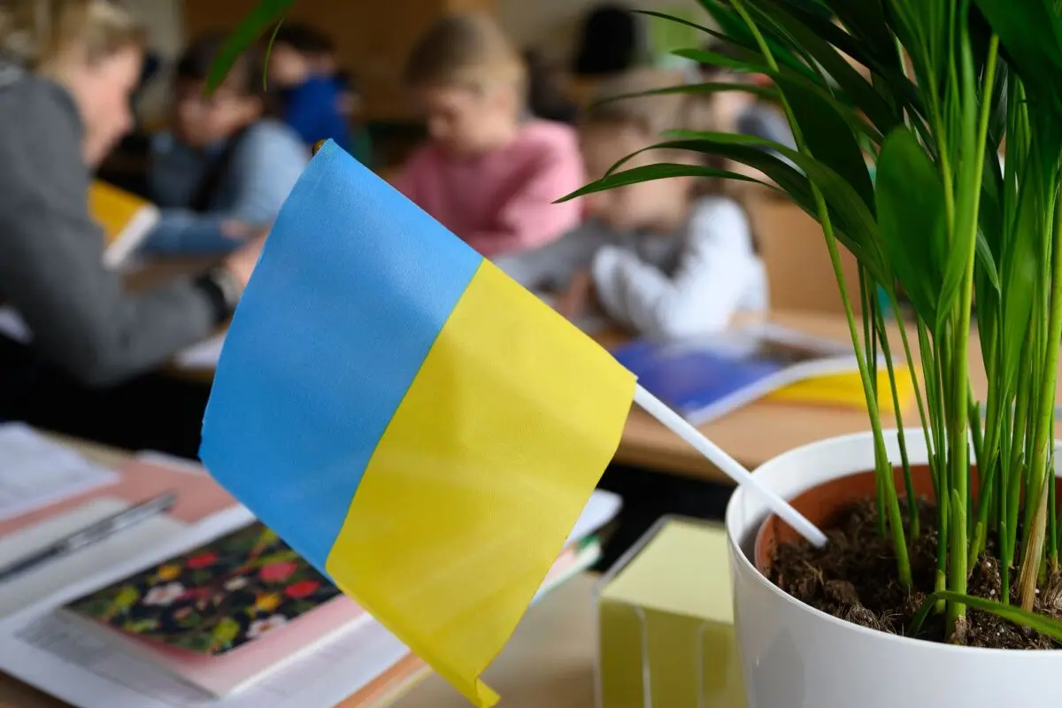 ++ ARCHIVBILD ++ Ukraine-Fahne in einer Schulklasse