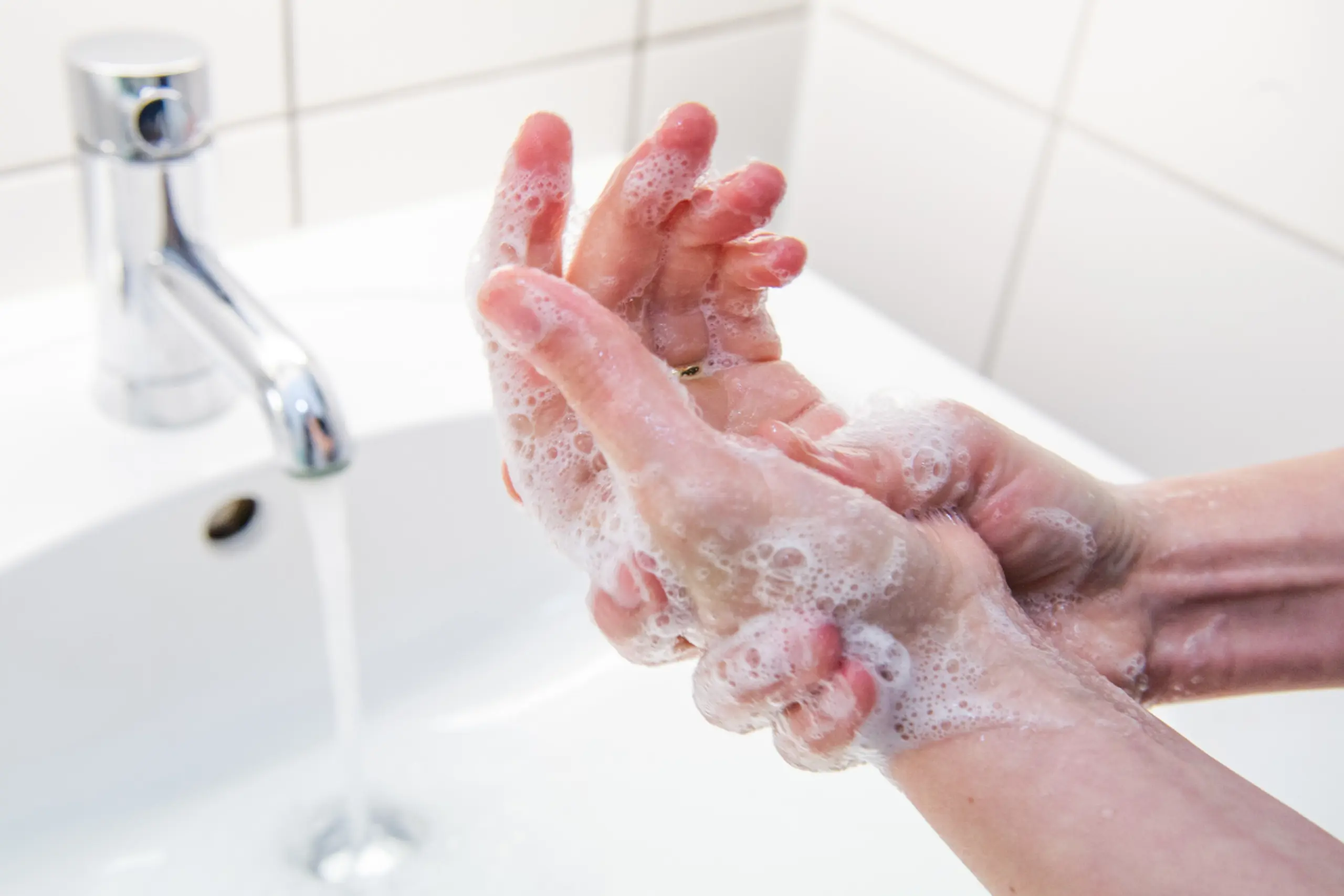Gründliches Händewaschen senkt die Zahl der Krankheitserreger deutlich