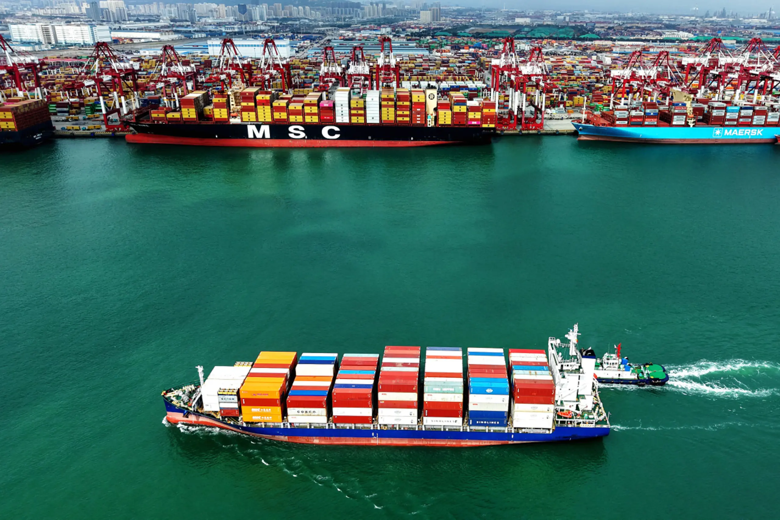 Containerschiff im chinesischen Hafen Quindao