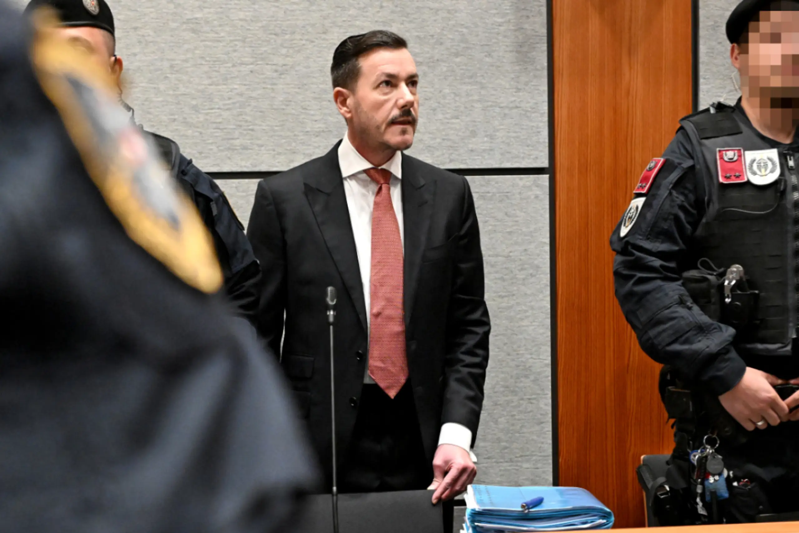 Benko drohen im Falle einer Verurteilung ein bis zehn Jahre Haft